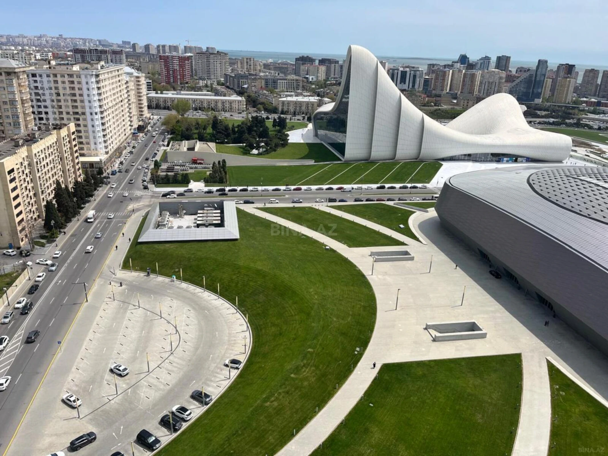 Satılır 12 otaqlı mənzil 830 m²