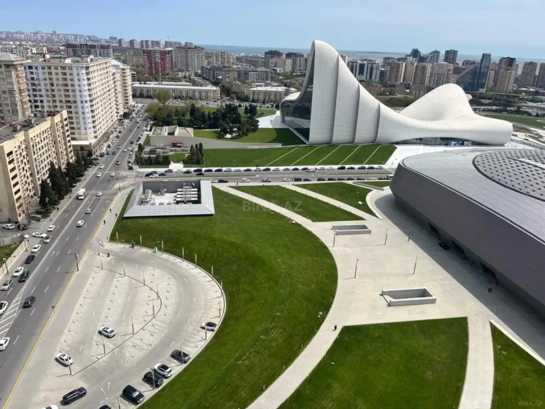 Satılır 12 otaqlı mənzil 830 m²
