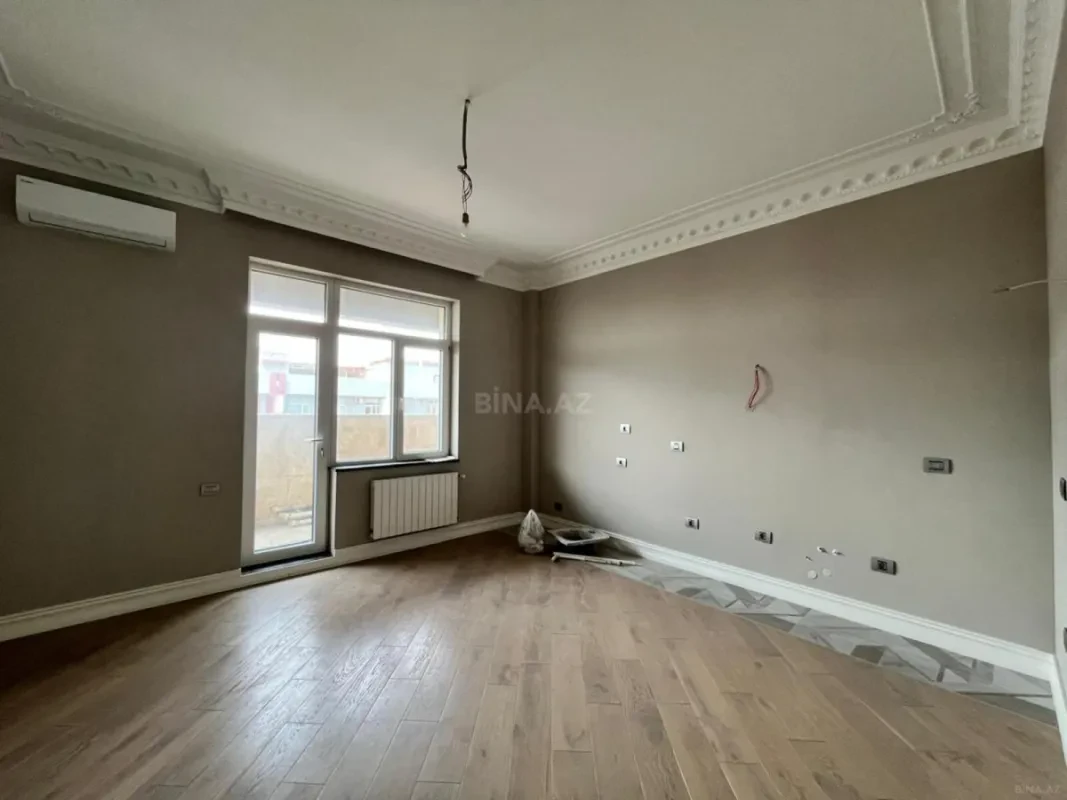 Satılır 12 otaqlı mənzil 830 m²