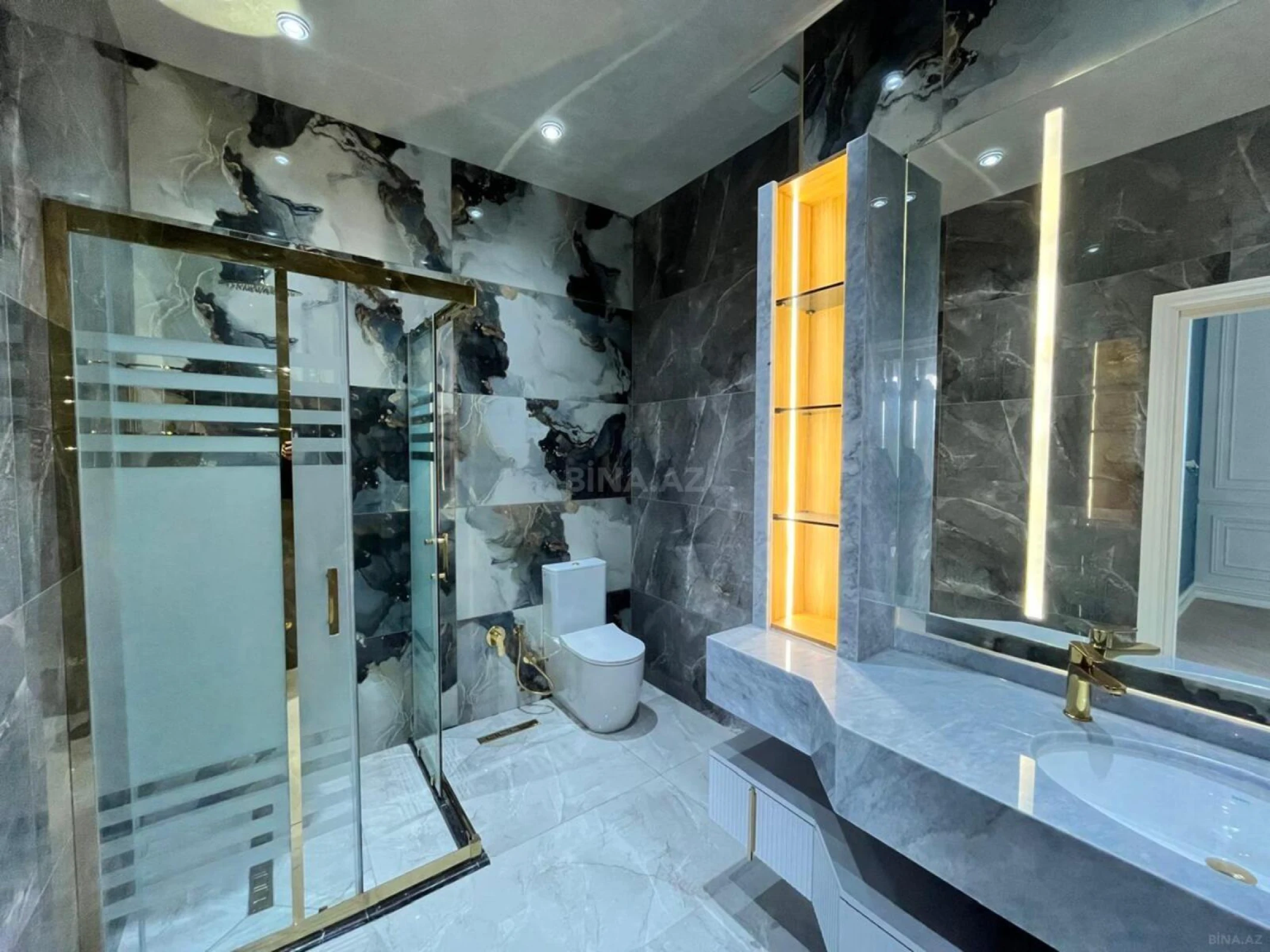 Satılır 12 otaqlı mənzil 830 m²