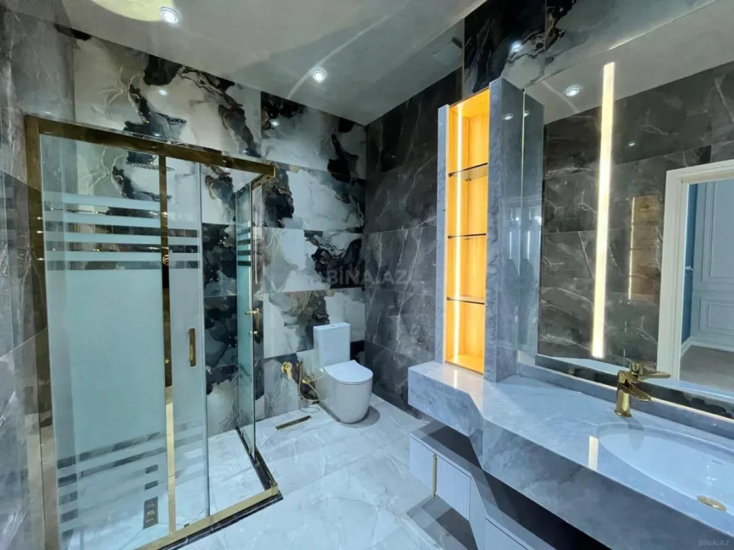 Satılır 12 otaqlı mənzil 830 m²