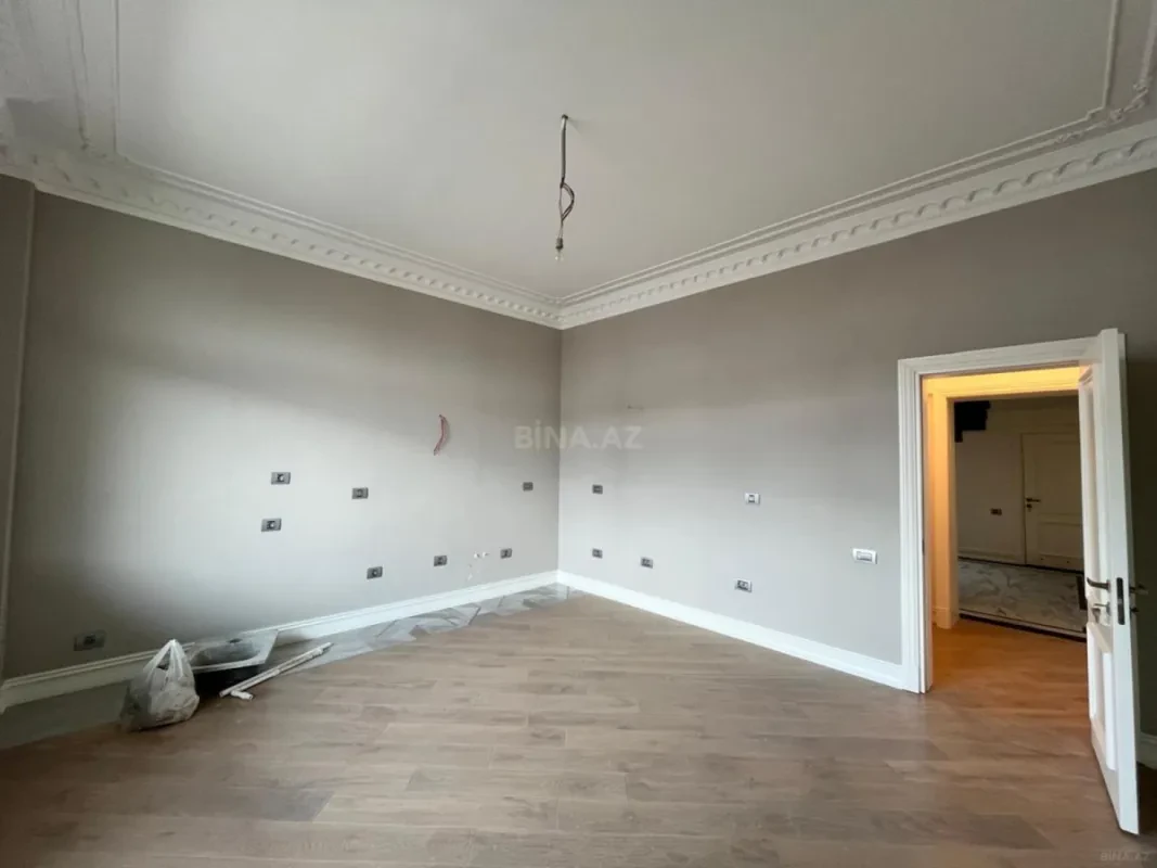 Satılır 12 otaqlı mənzil 830 m²