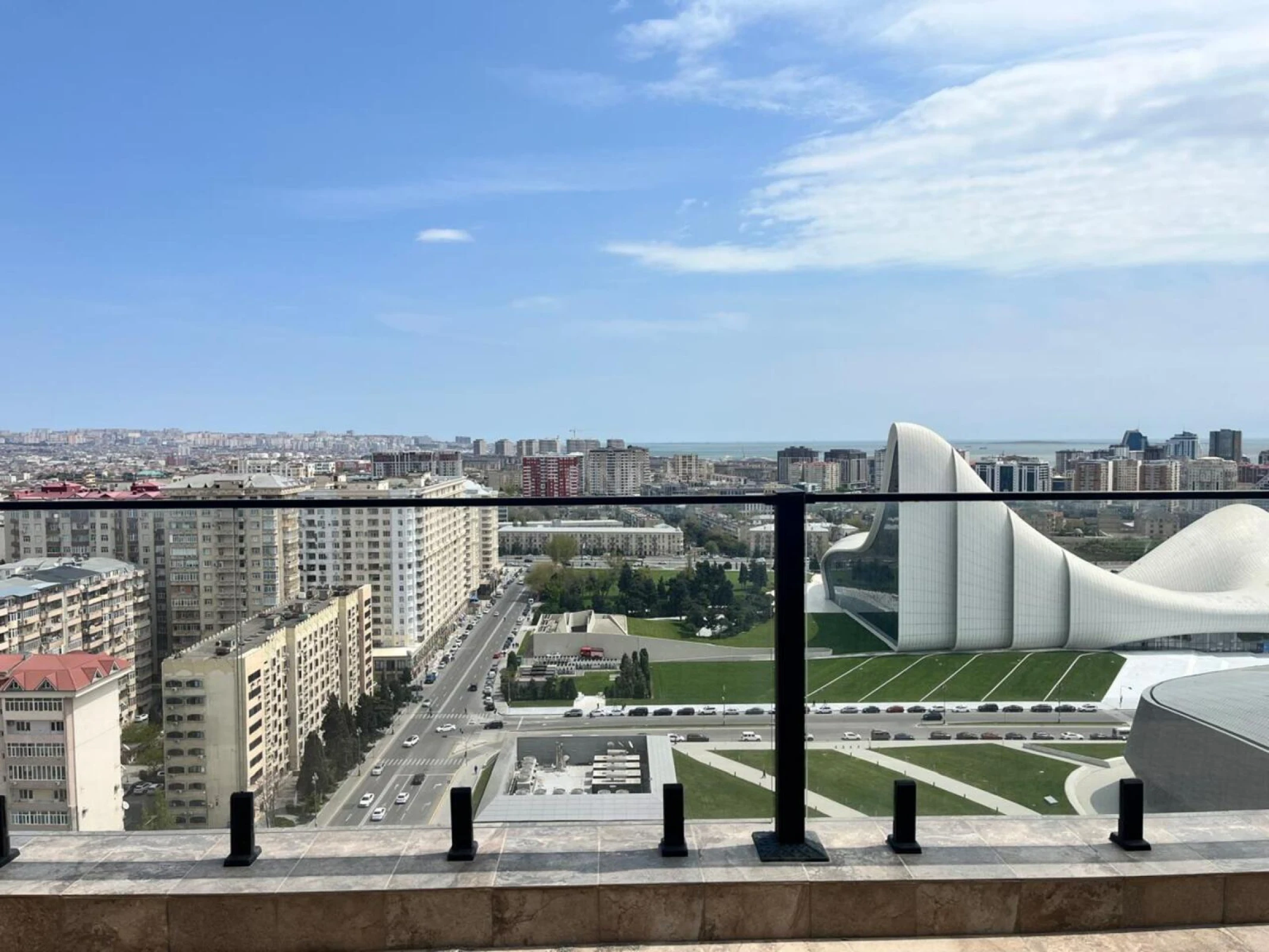 Satılır 12 otaqlı mənzil 830 m²