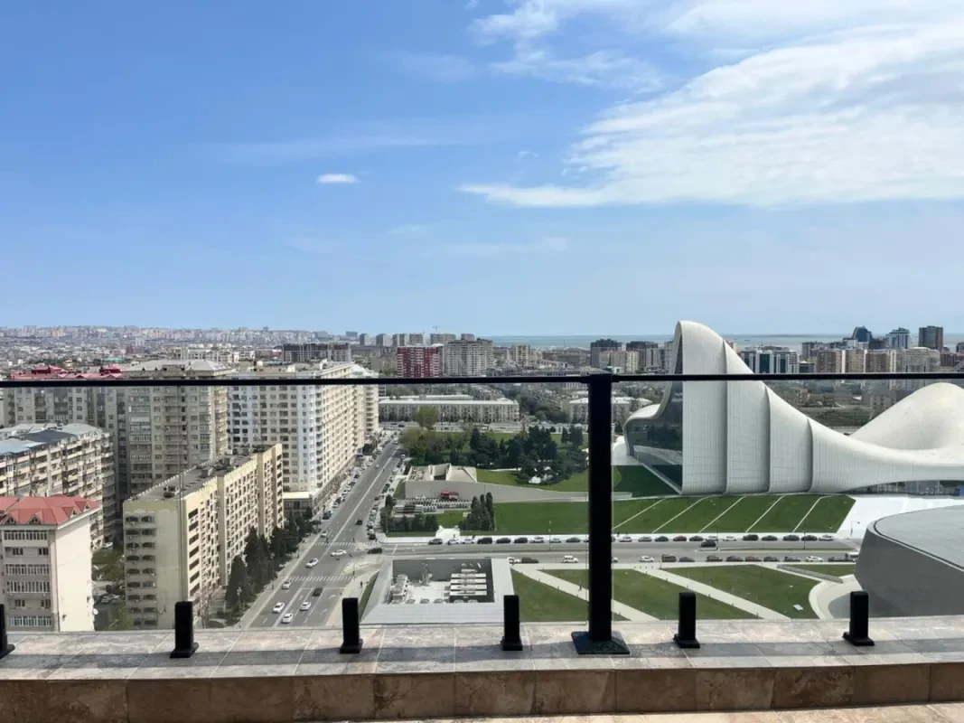 Satılır 12 otaqlı mənzil 830 m²