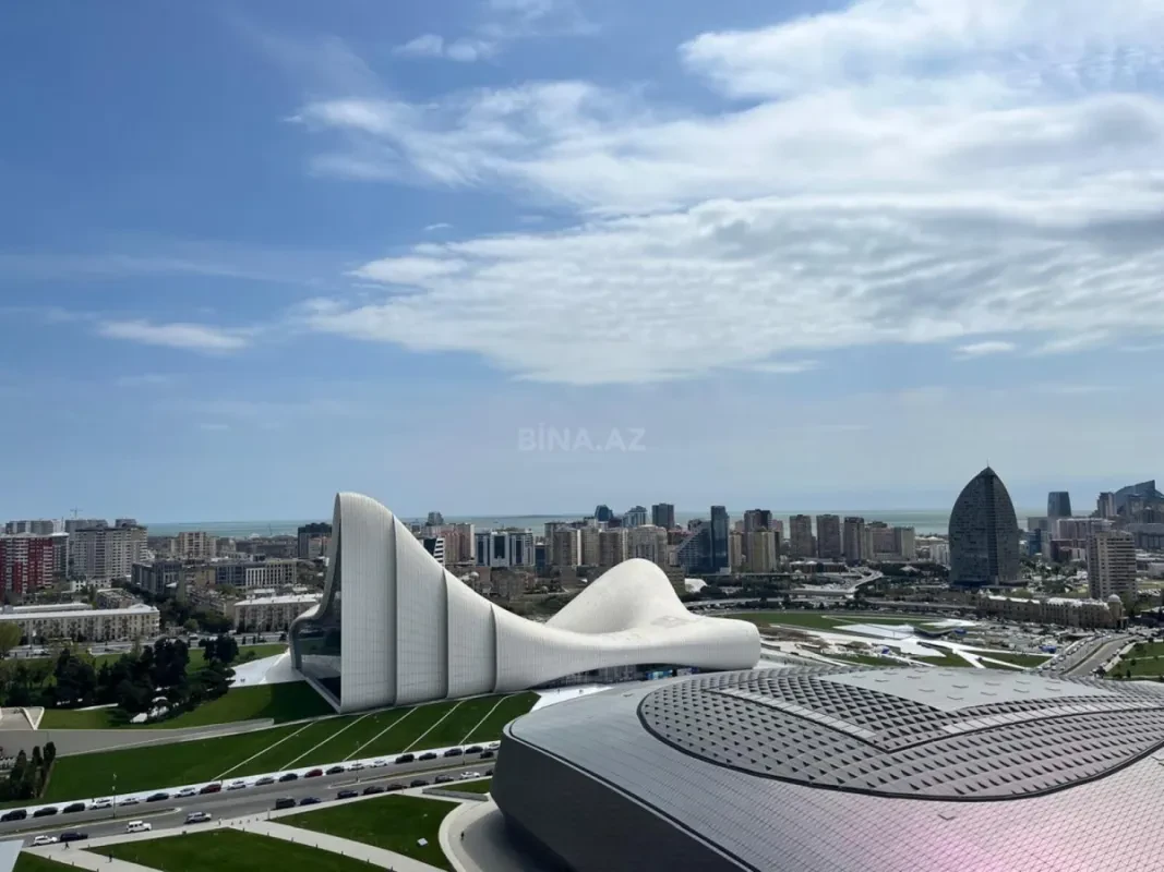 Satılır 12 otaqlı mənzil 830 m²
