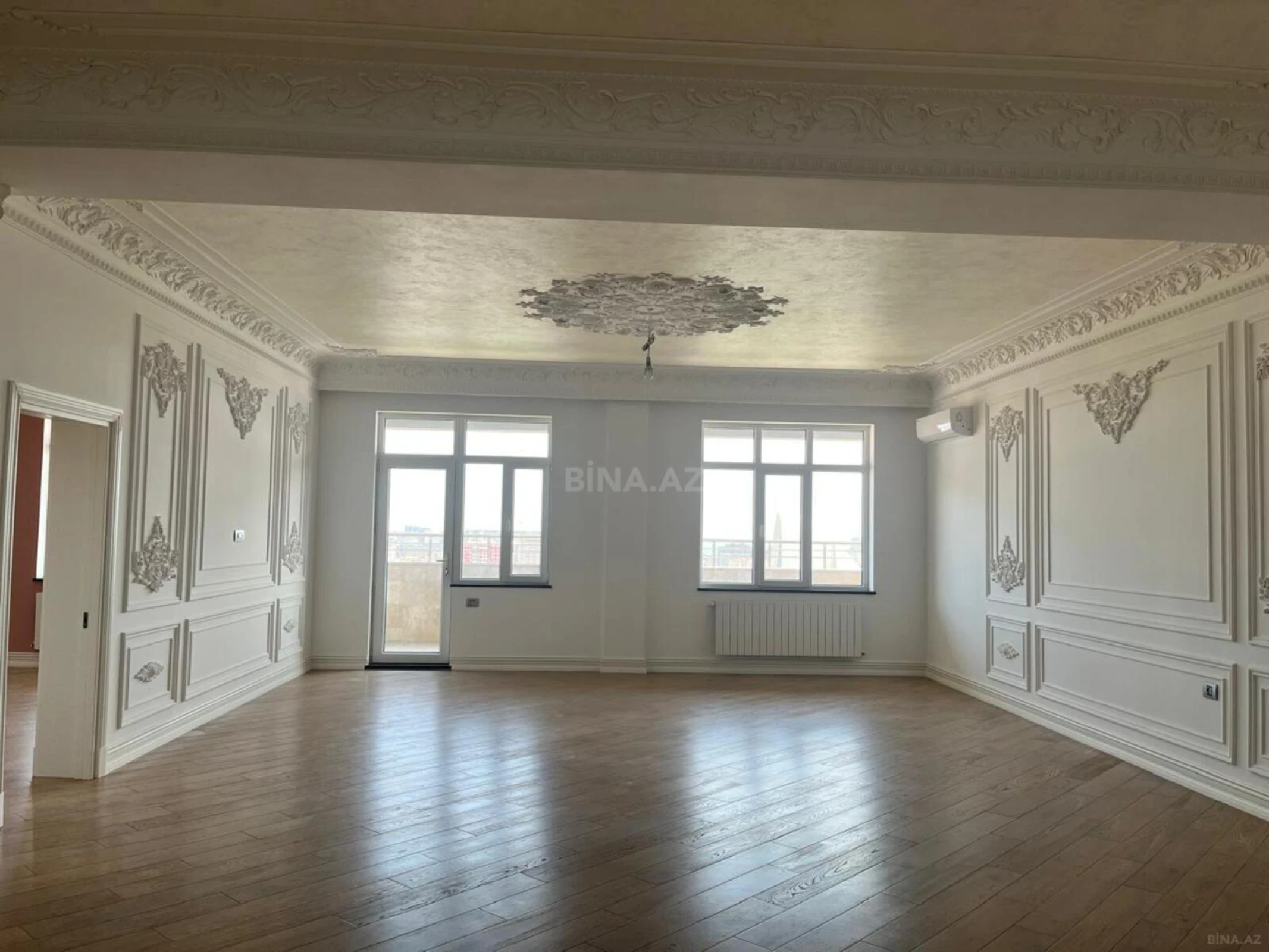 Satılır 12 otaqlı mənzil 830 m²
