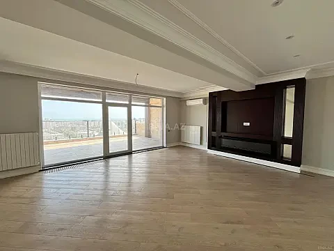 Satılır 12 otaqlı mənzil 830 m²
