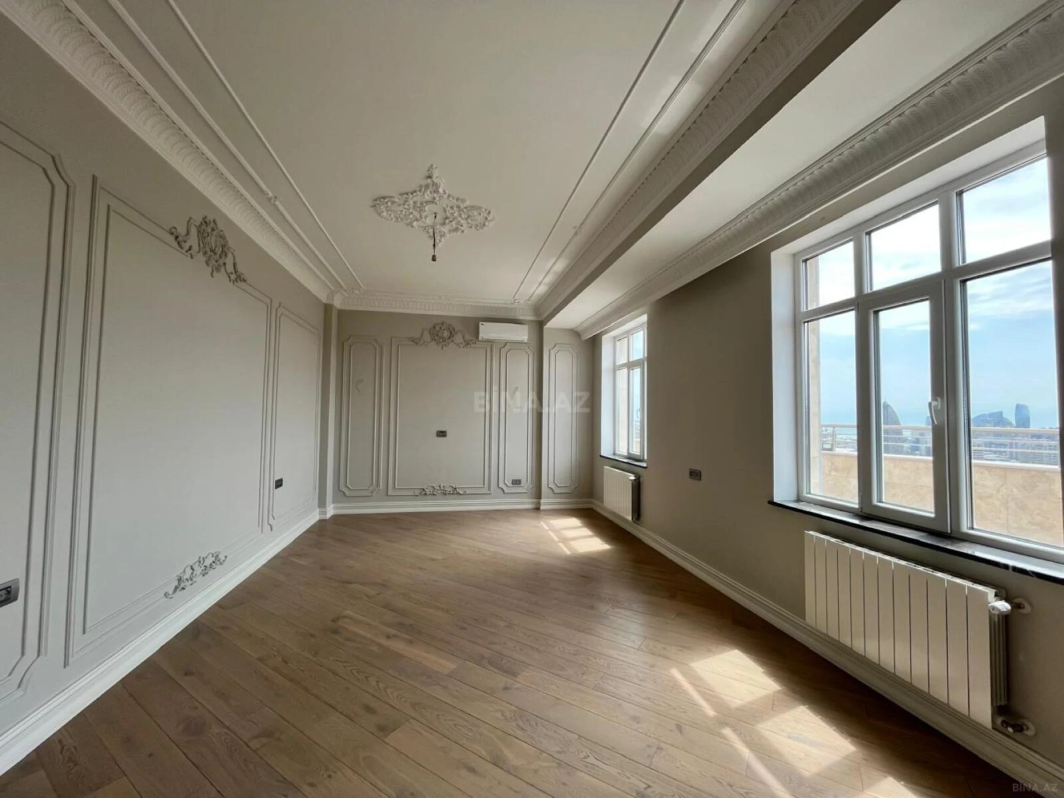 Satılır 12 otaqlı mənzil 830 m²