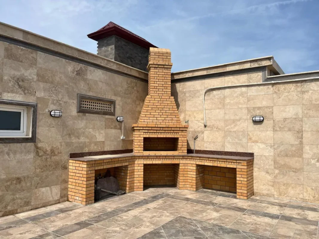 Satılır 12 otaqlı mənzil 830 m²