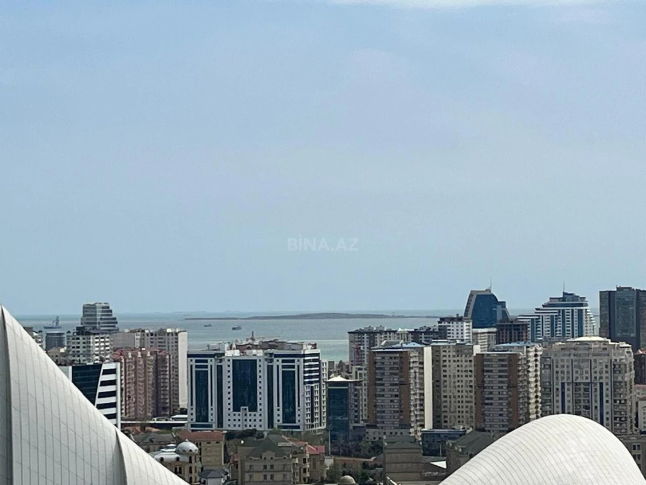 Satılır 12 otaqlı mənzil 830 m²