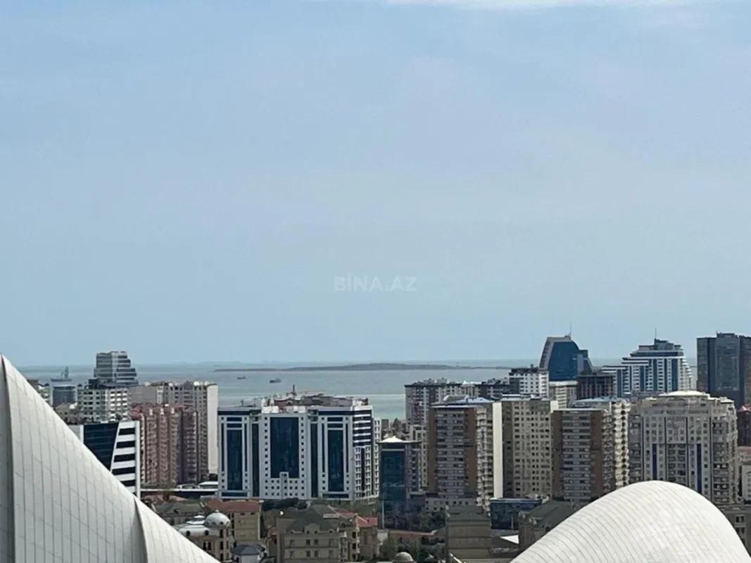 Satılır 12 otaqlı mənzil 830 m²