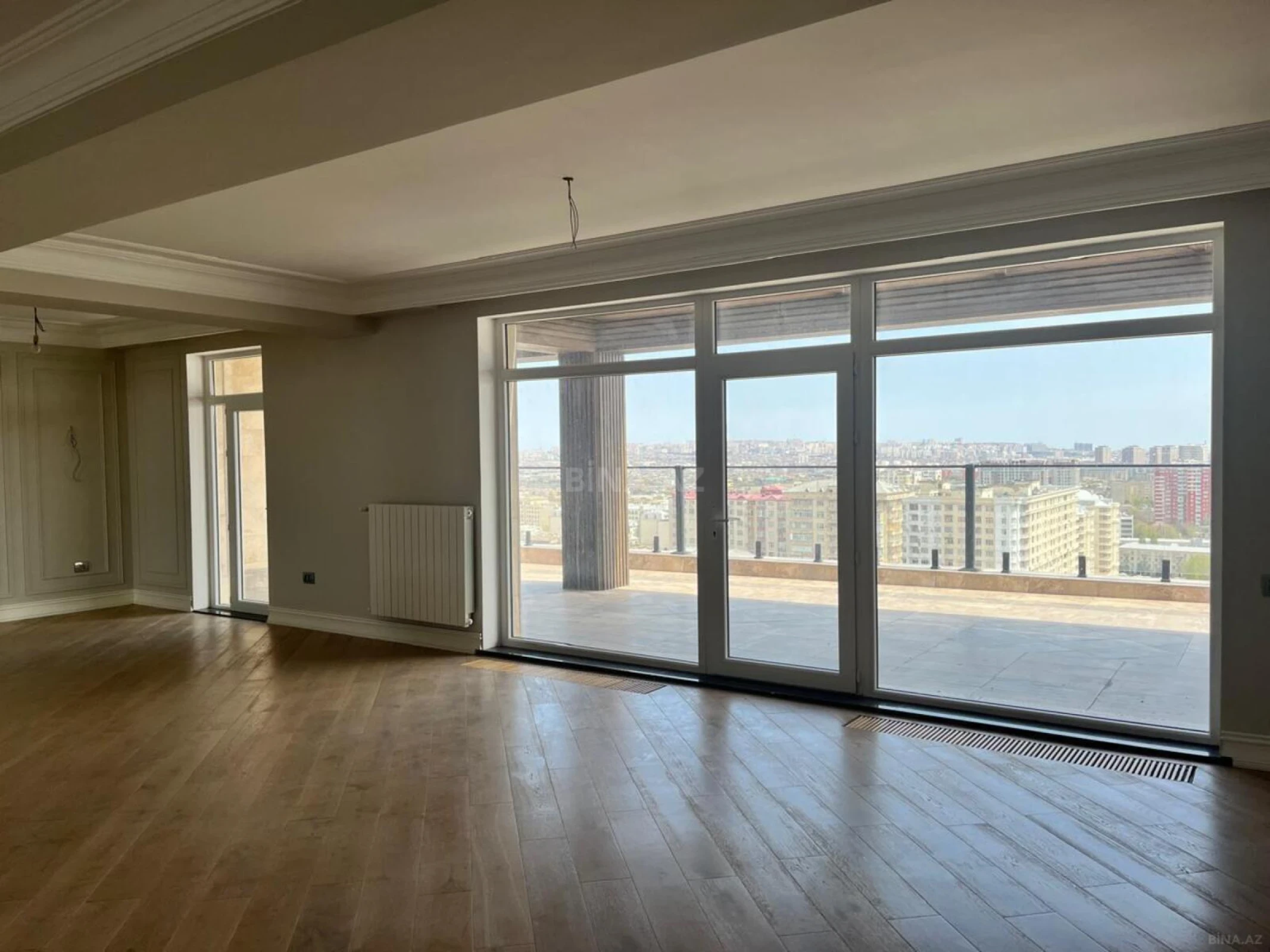 Satılır 12 otaqlı mənzil 830 m²