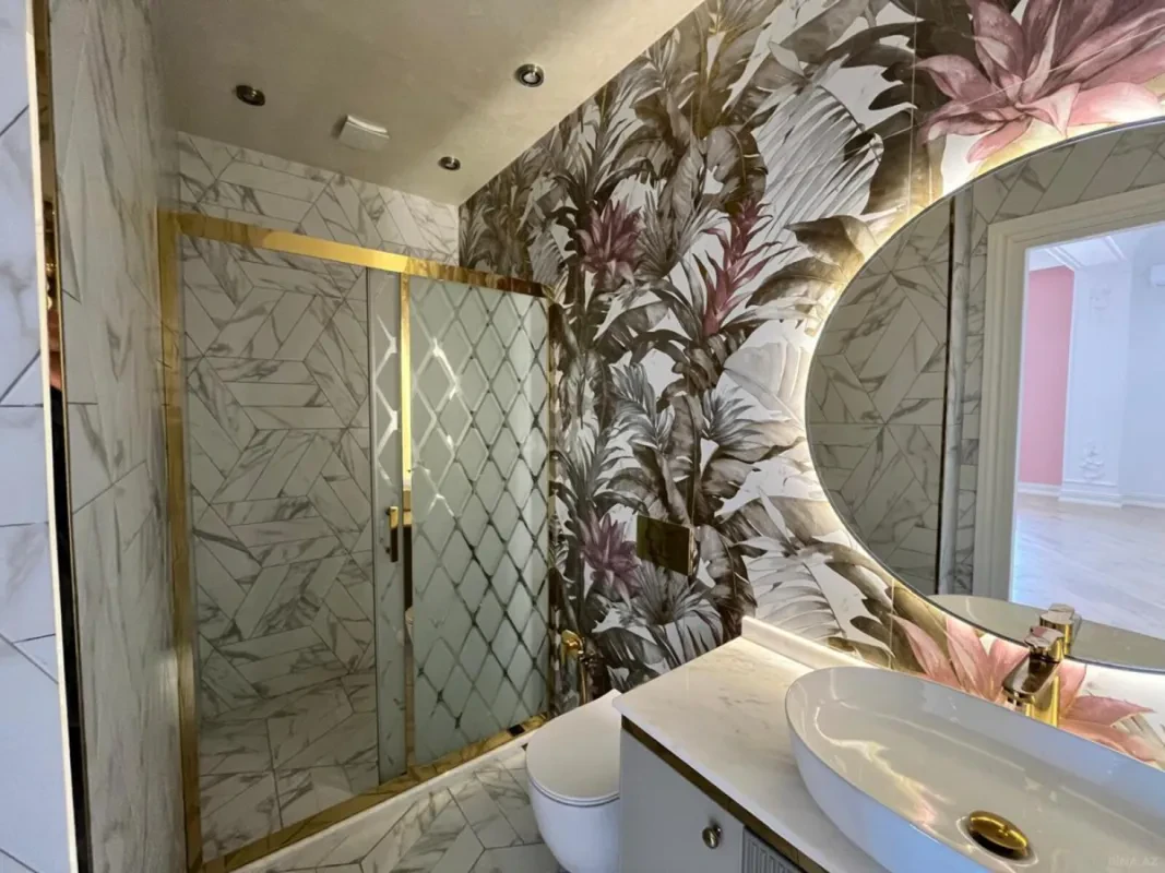 Satılır 12 otaqlı mənzil 830 m²
