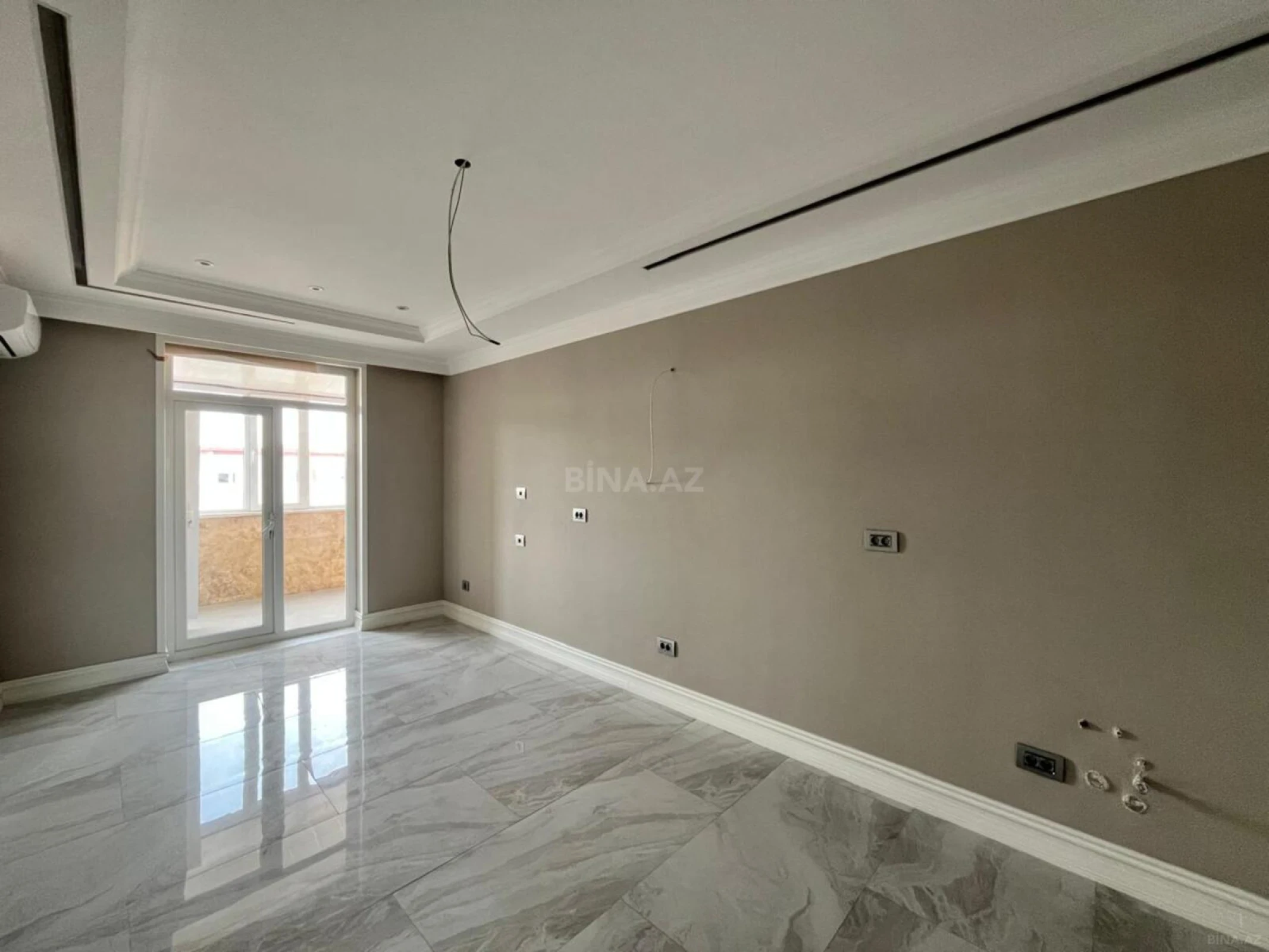 Satılır 12 otaqlı mənzil 830 m²