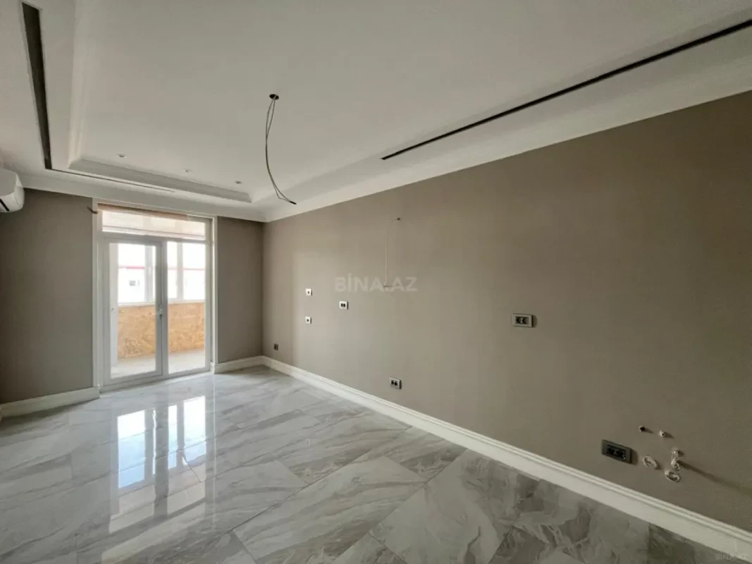 Satılır 12 otaqlı mənzil 830 m²