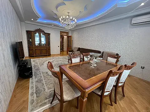 Satılır 3 otaqlı mənzil 130 m²