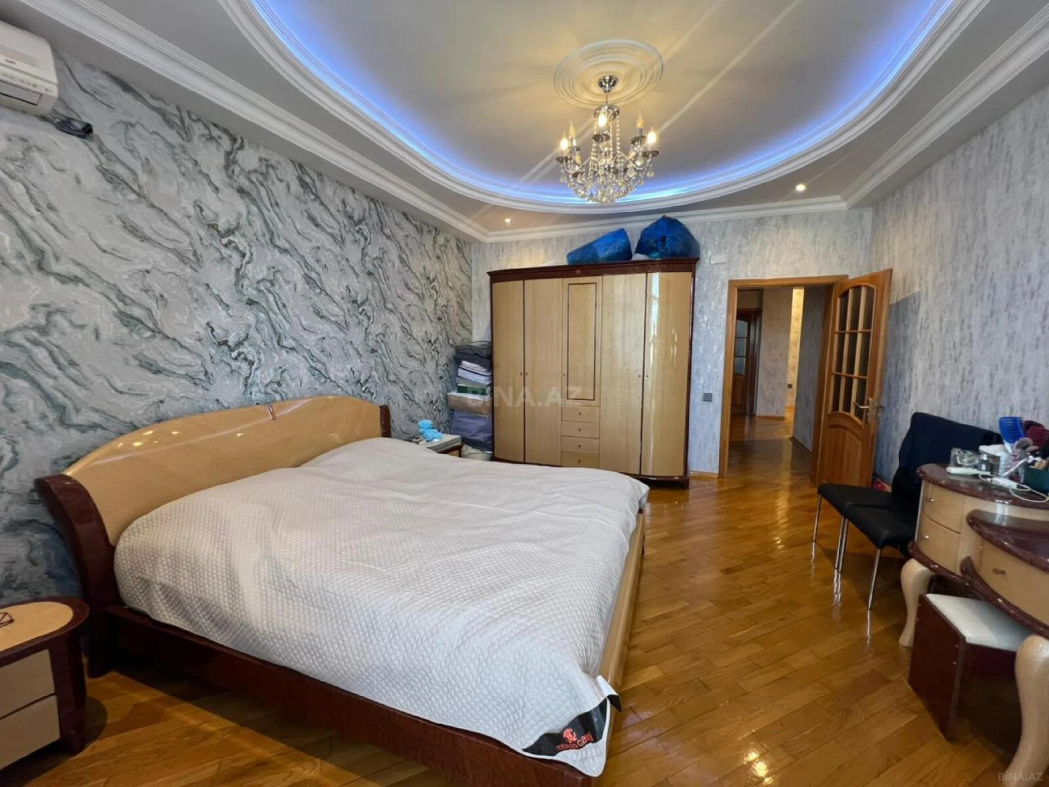 Satılır 3 otaqlı mənzil 130 m²