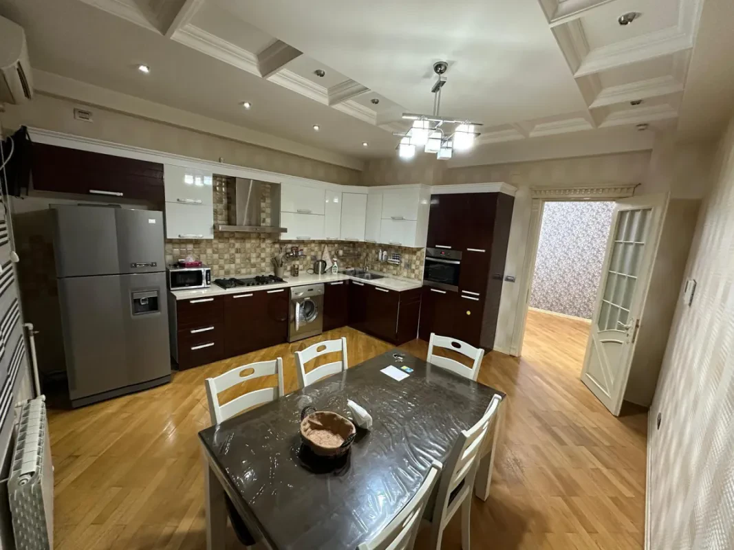 Kirayə verilir 4 otaqlı mənzil 195 m²