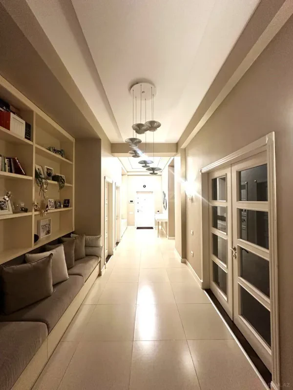 Satılır 5 otaqlı mənzil 200 m²