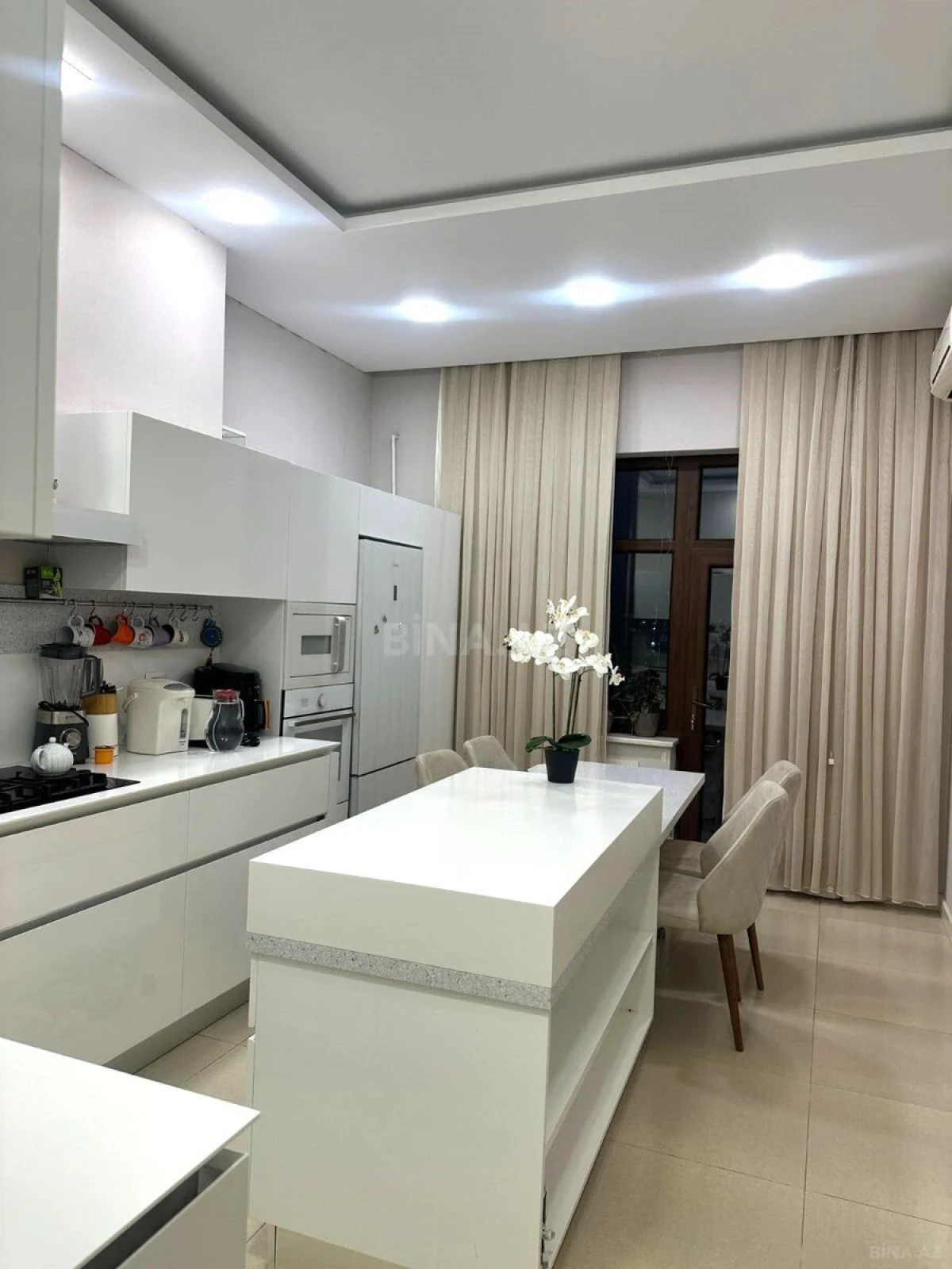 Satılır 5 otaqlı mənzil 200 m²