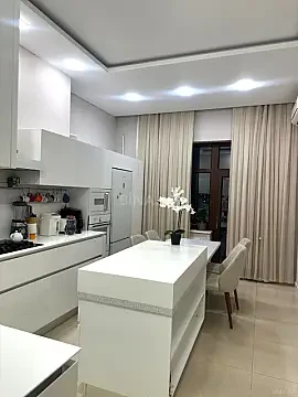 Satılır 5 otaqlı mənzil 200 m²