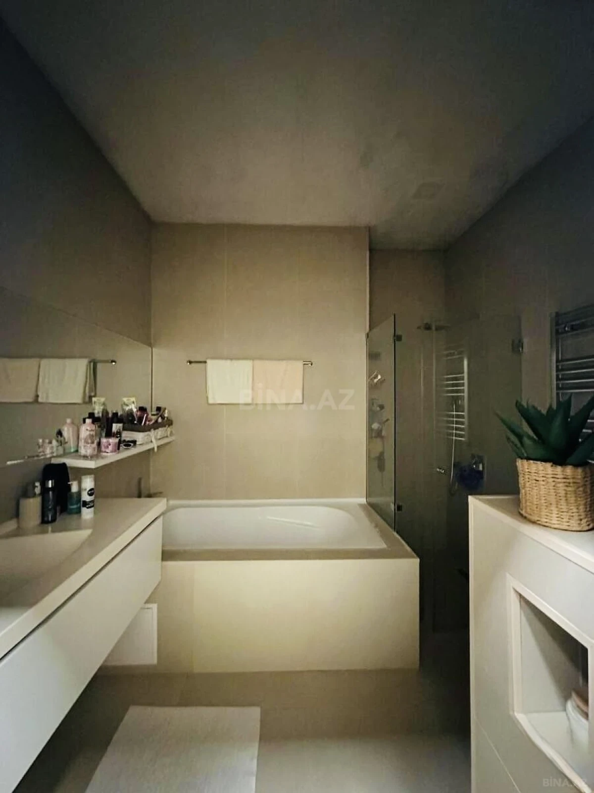 Satılır 5 otaqlı mənzil 200 m²