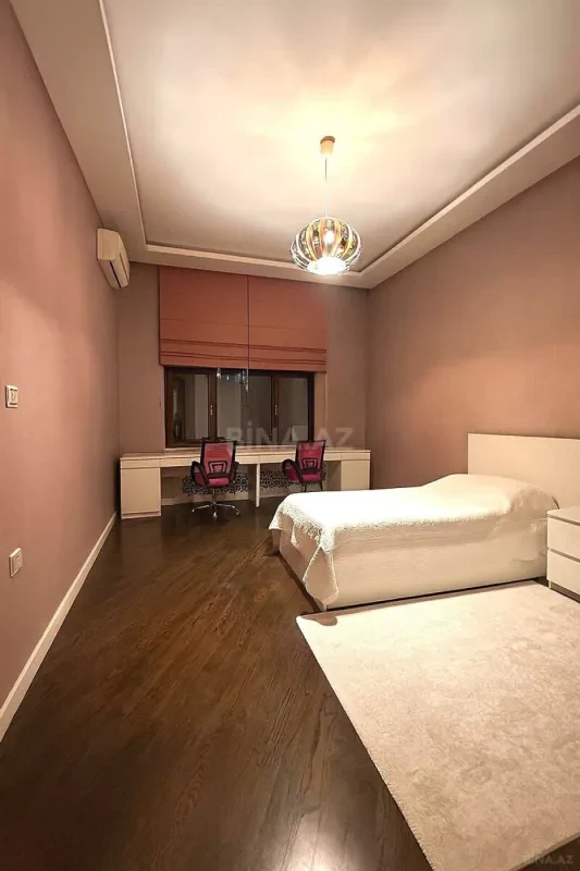 Satılır 5 otaqlı mənzil 200 m²