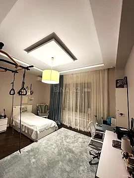 Satılır 5 otaqlı mənzil 200 m²