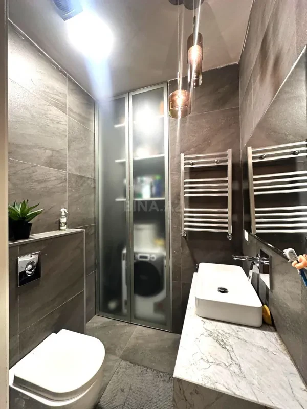 Satılır 5 otaqlı mənzil 200 m²