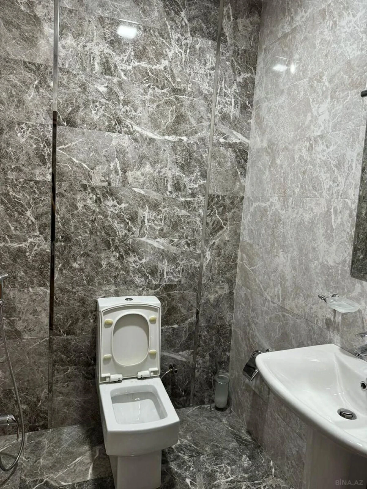 Kirayə verilir 3 otaqlı mənzil 150 m²