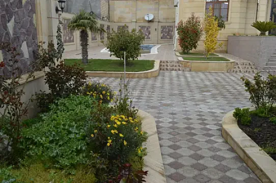 Satılır 10 otaqlı həyət evi 600 m²