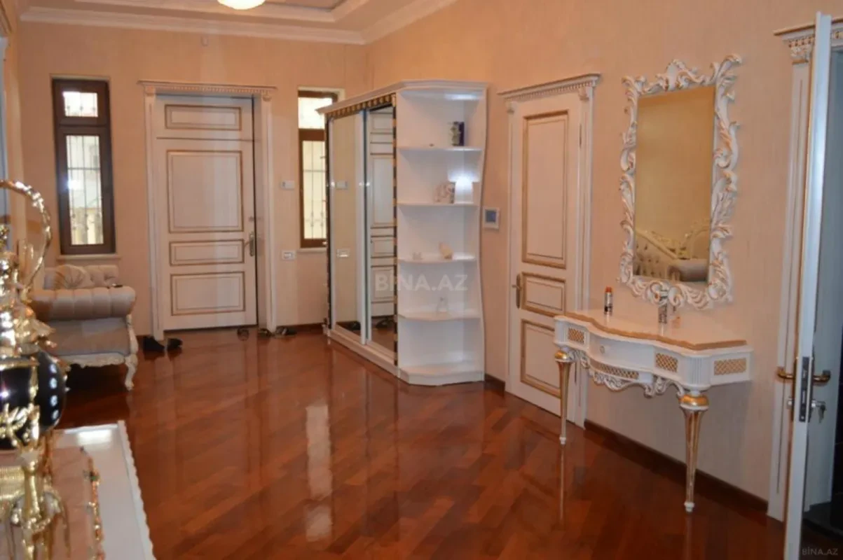 Satılır 10 otaqlı həyət evi 600 m²