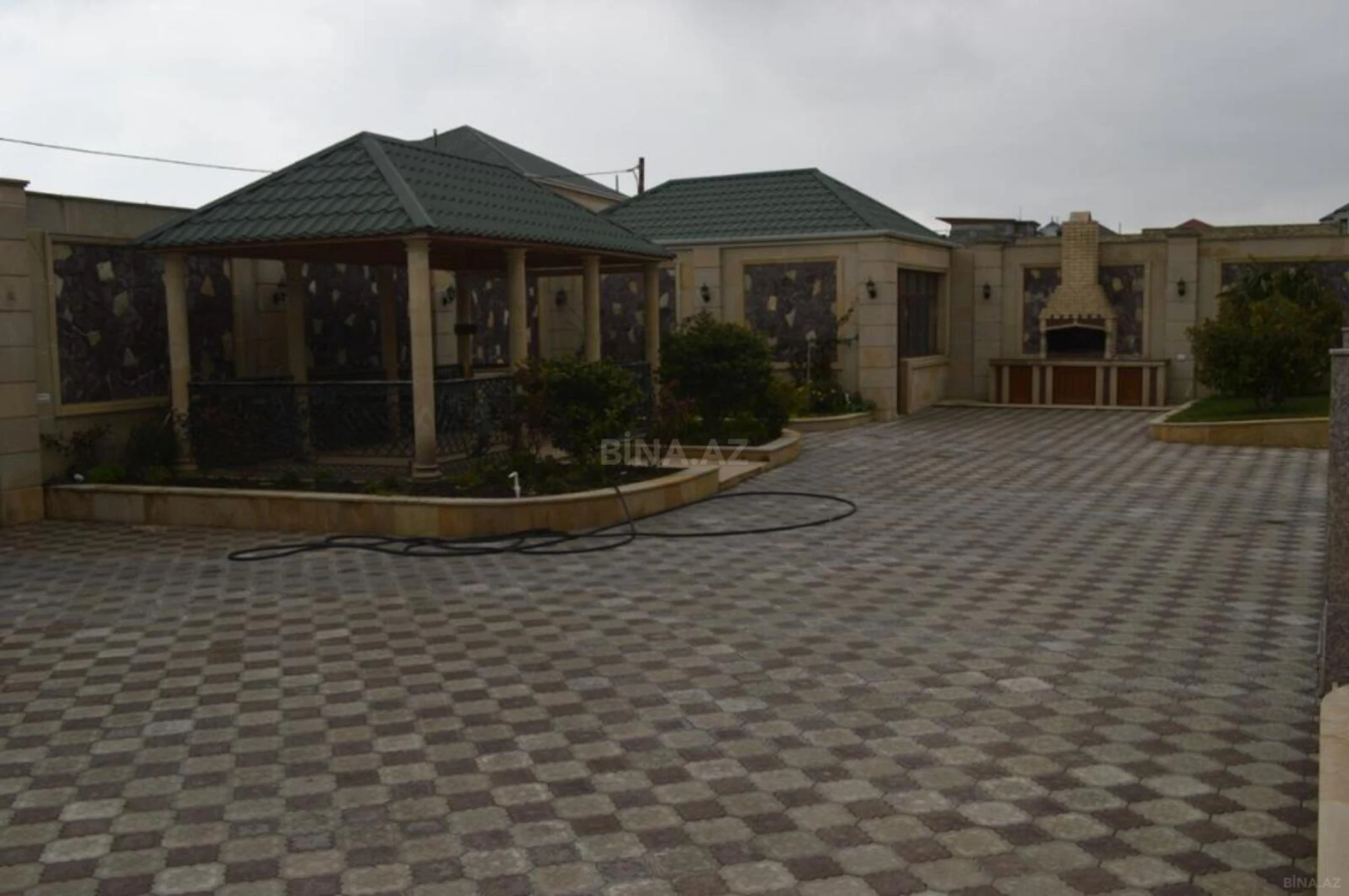 Satılır 10 otaqlı həyət evi 600 m²