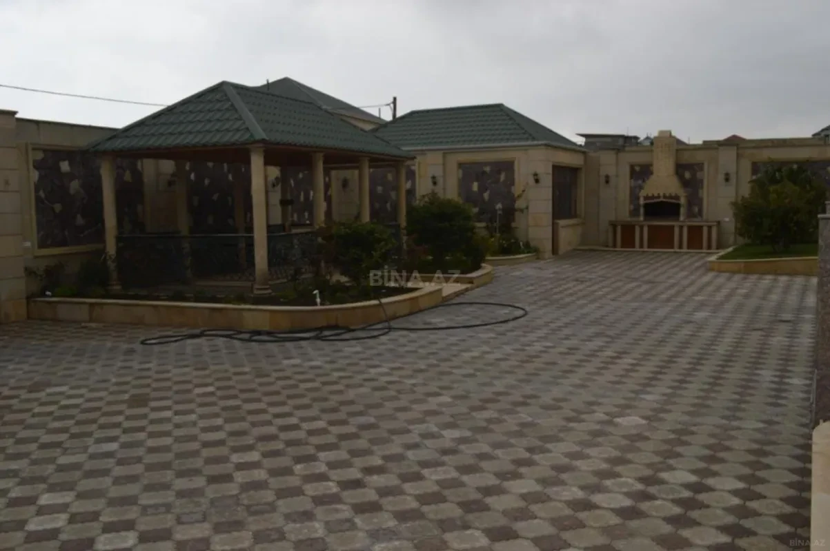 Satılır 10 otaqlı həyət evi 600 m²