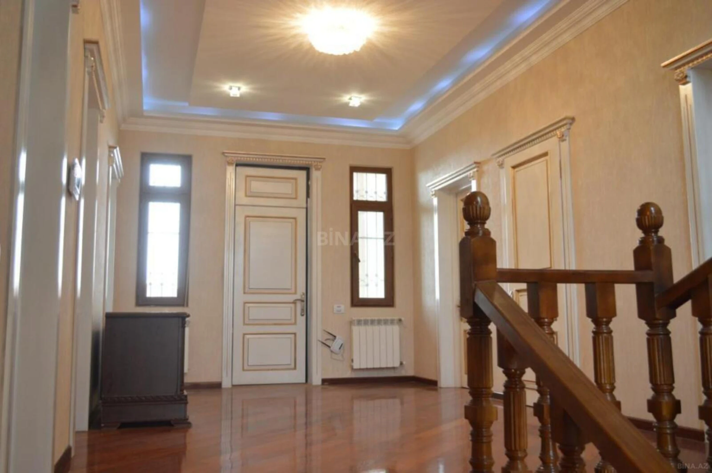 Satılır 10 otaqlı həyət evi 600 m²
