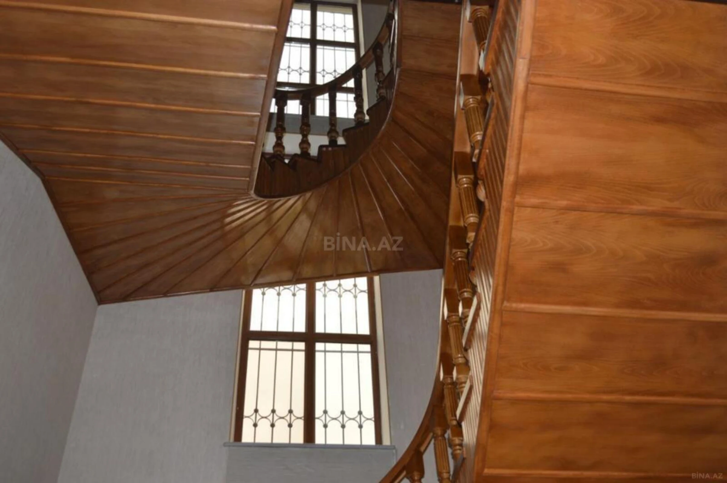 Satılır 10 otaqlı həyət evi 600 m²