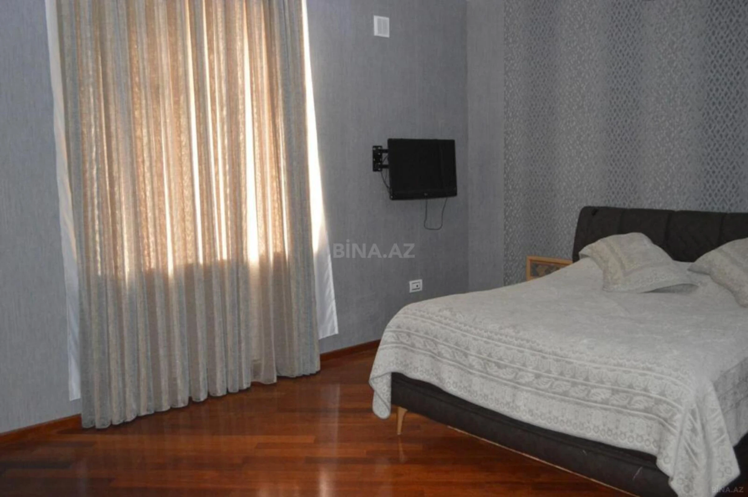 Satılır 10 otaqlı həyət evi 600 m²