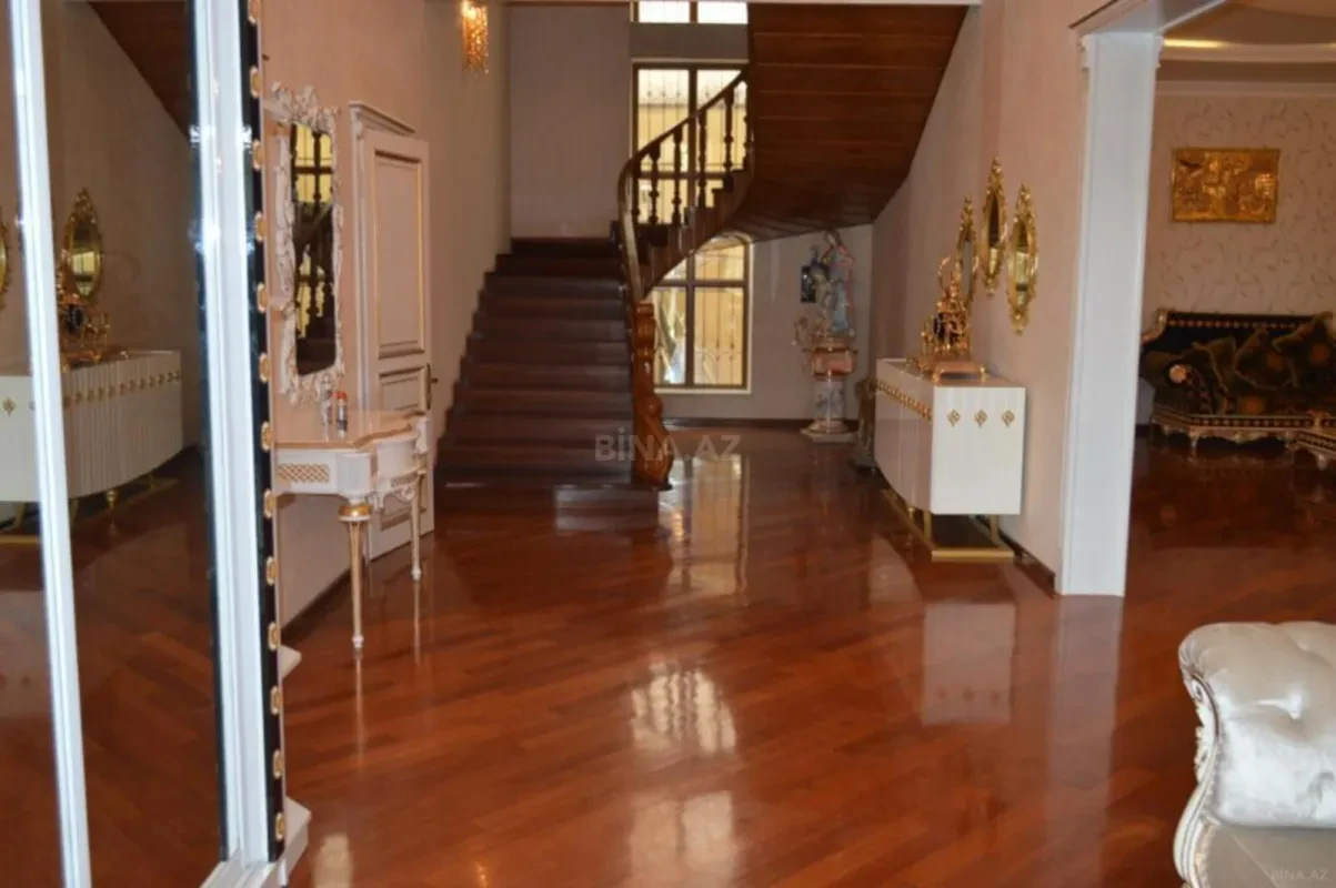 Satılır 10 otaqlı həyət evi 600 m²