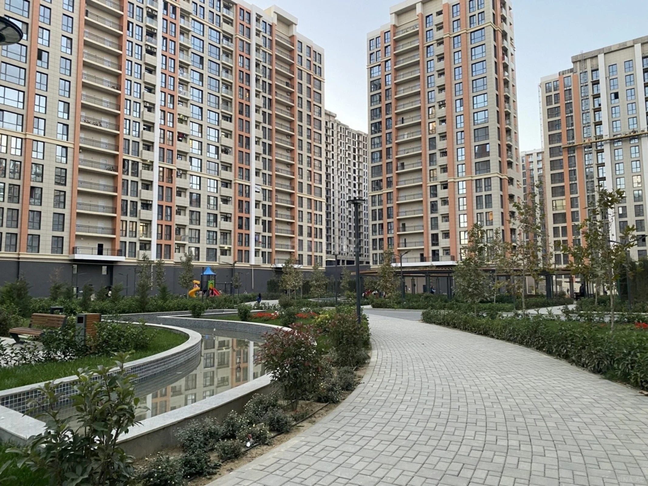 Satılır 4 otaqlı mənzil 121 m²