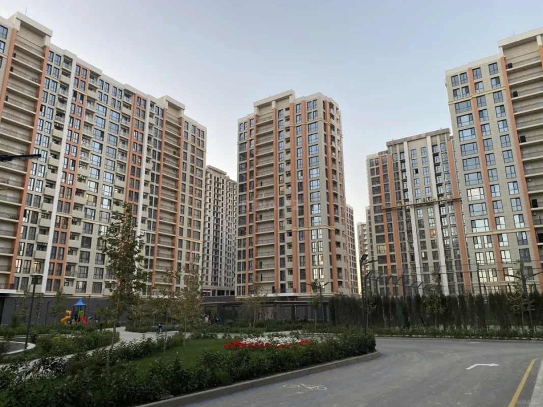 Satılır 4 otaqlı mənzil 121 m²