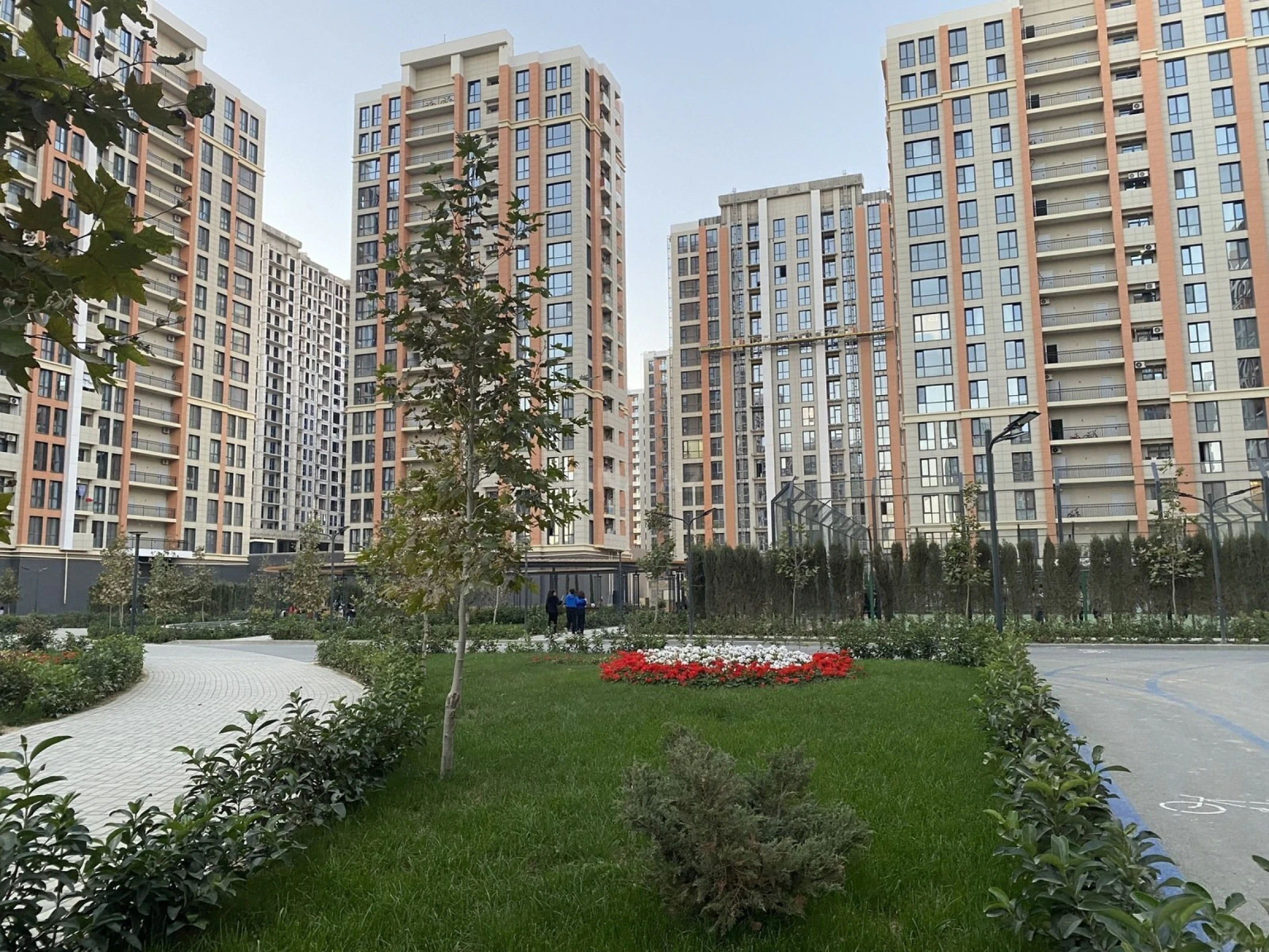 Satılır 4 otaqlı mənzil 121 m²