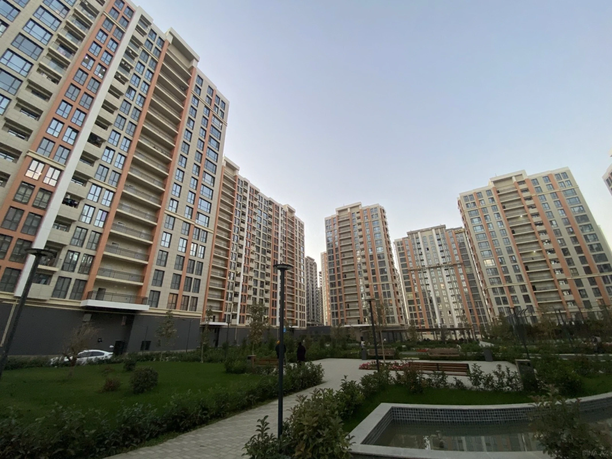 Satılır 4 otaqlı mənzil 121 m²