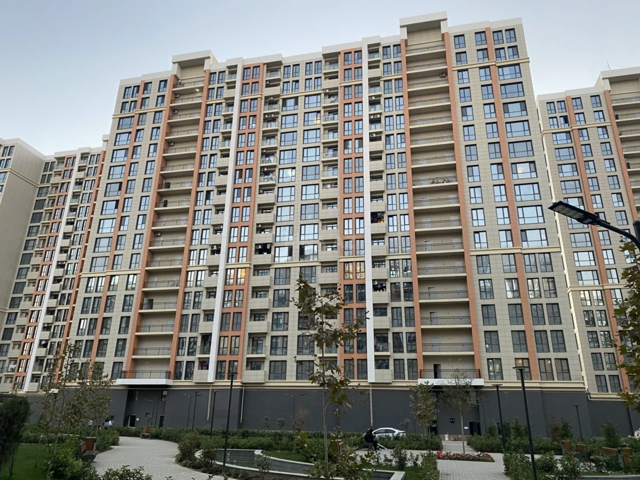 Satılır 4 otaqlı mənzil 121 m²