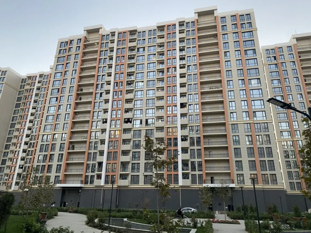 Satılır 4 otaqlı mənzil 121 m²