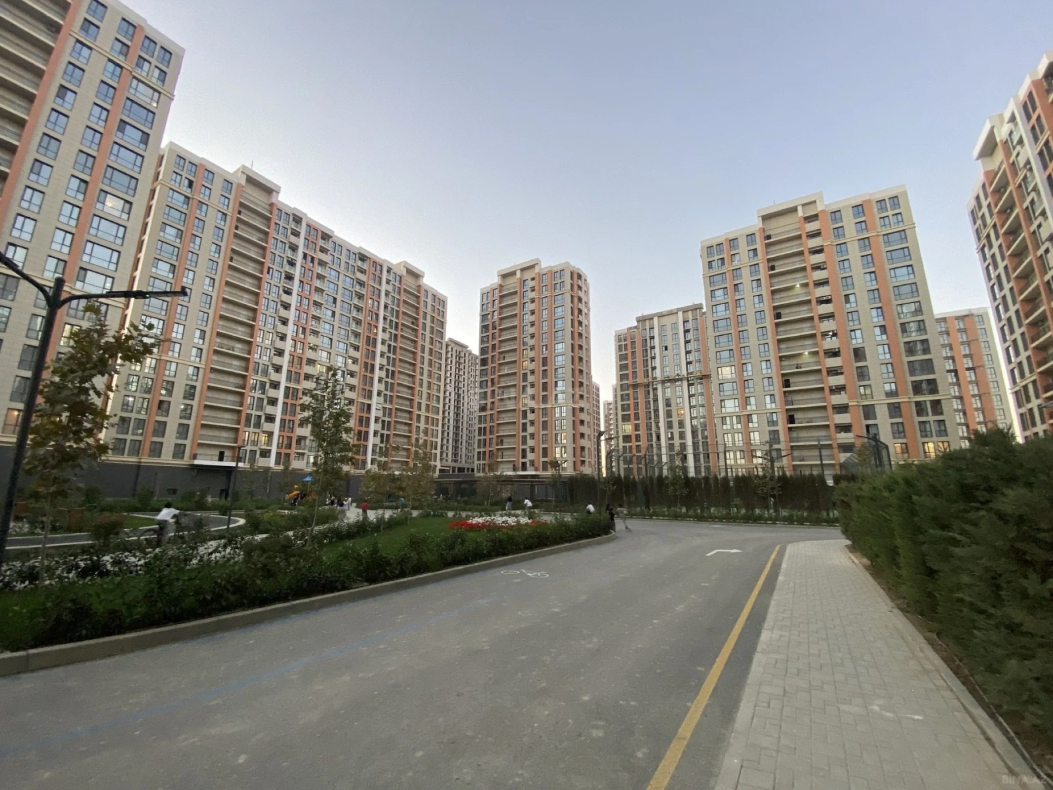 Satılır 4 otaqlı mənzil 121 m²