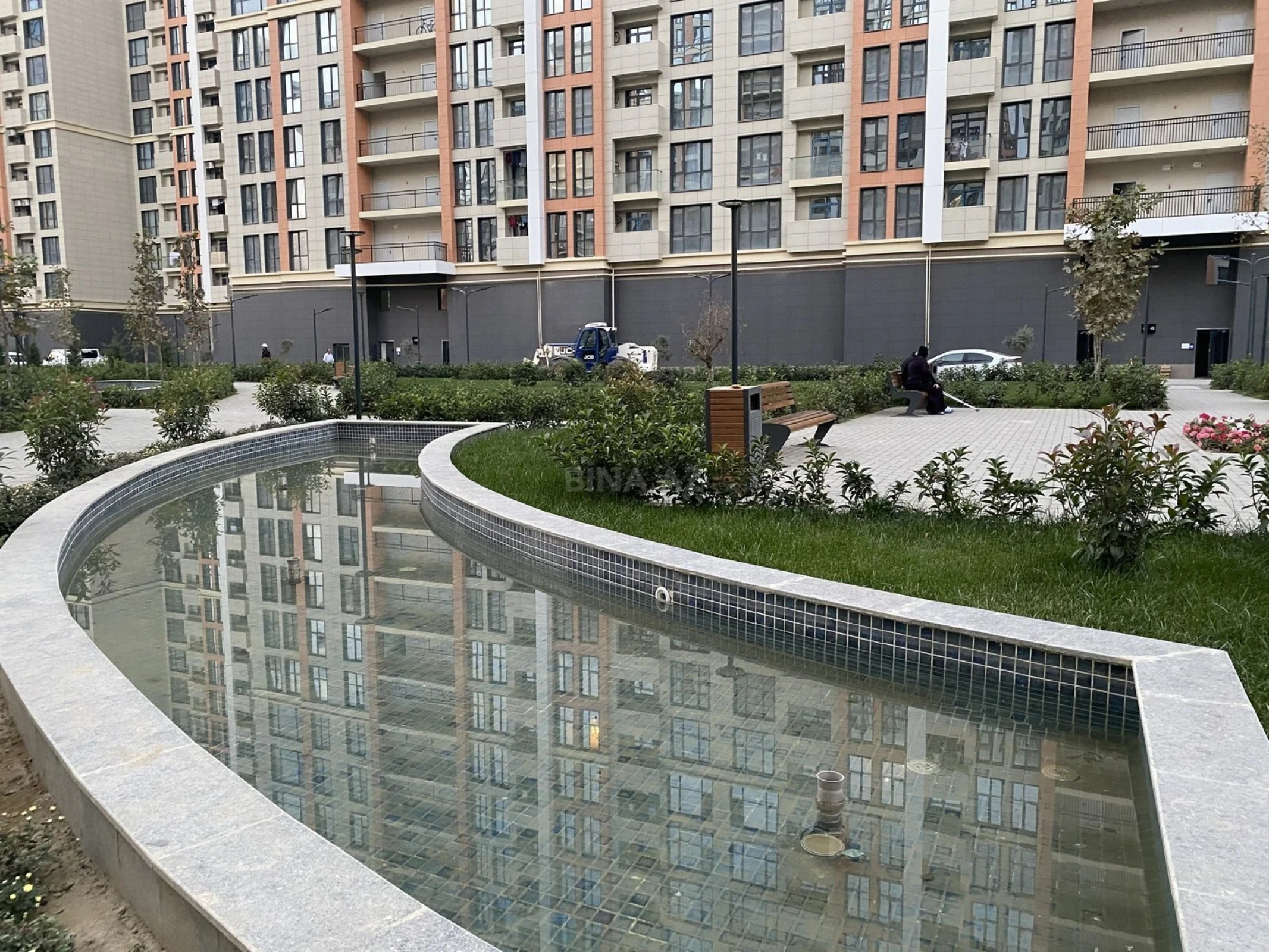 Satılır 4 otaqlı mənzil 121 m²