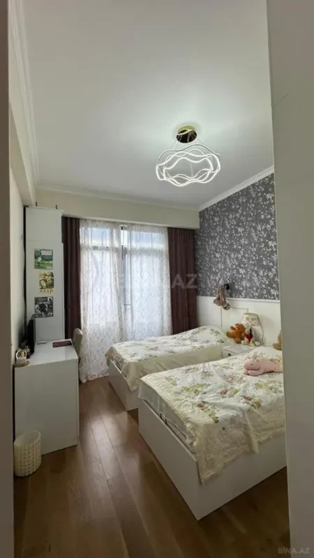 Satılır 4 otaqlı mənzil 121 m²