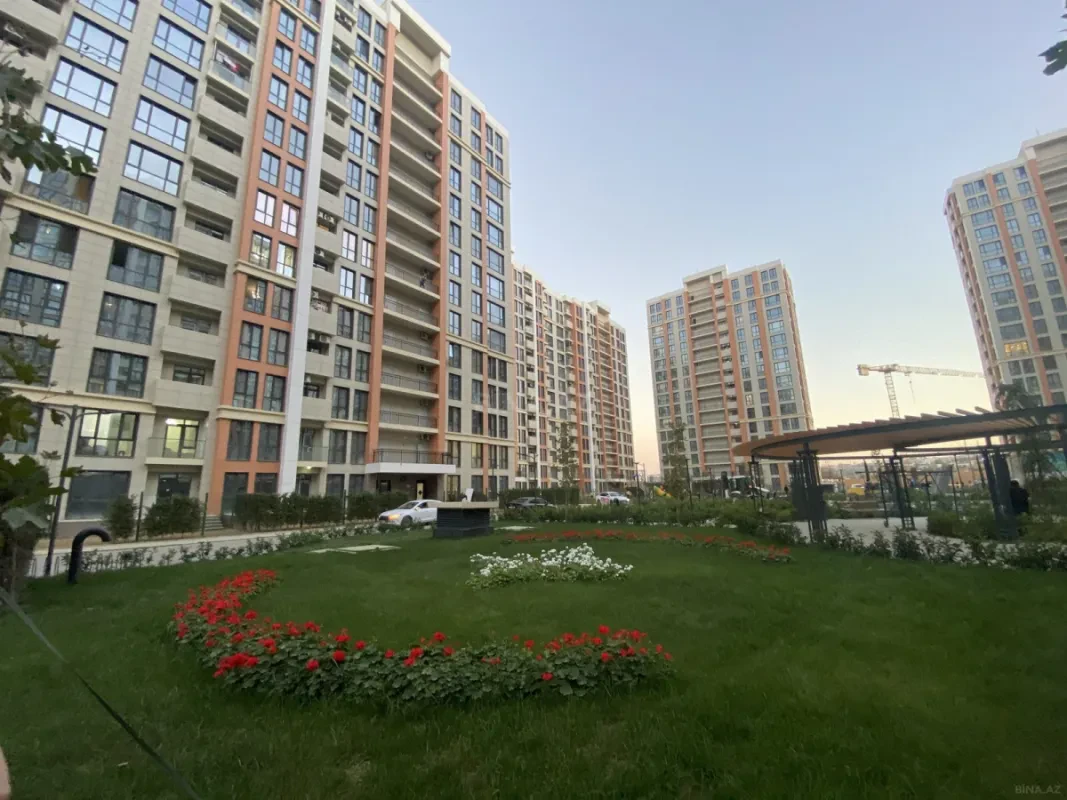 Satılır 4 otaqlı mənzil 121 m²