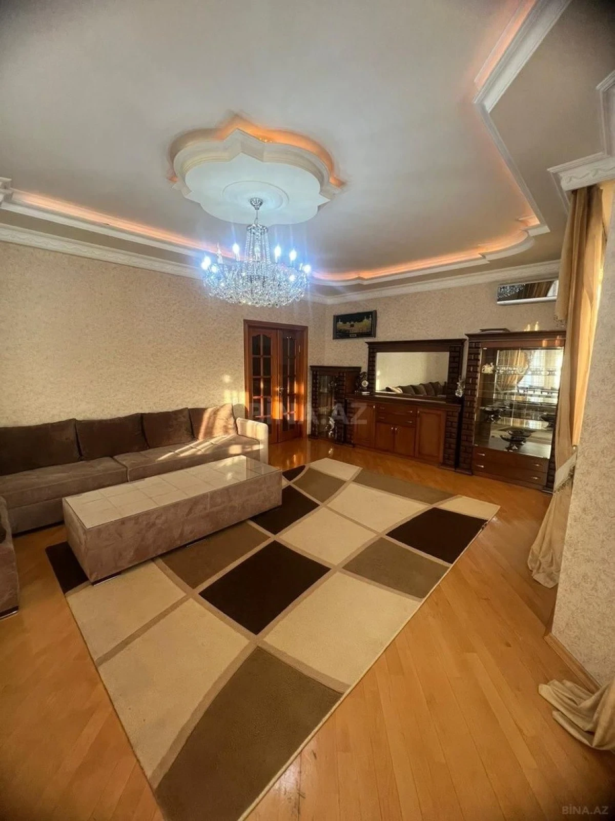 Kirayə verilir 3 otaqlı mənzil 143 m²