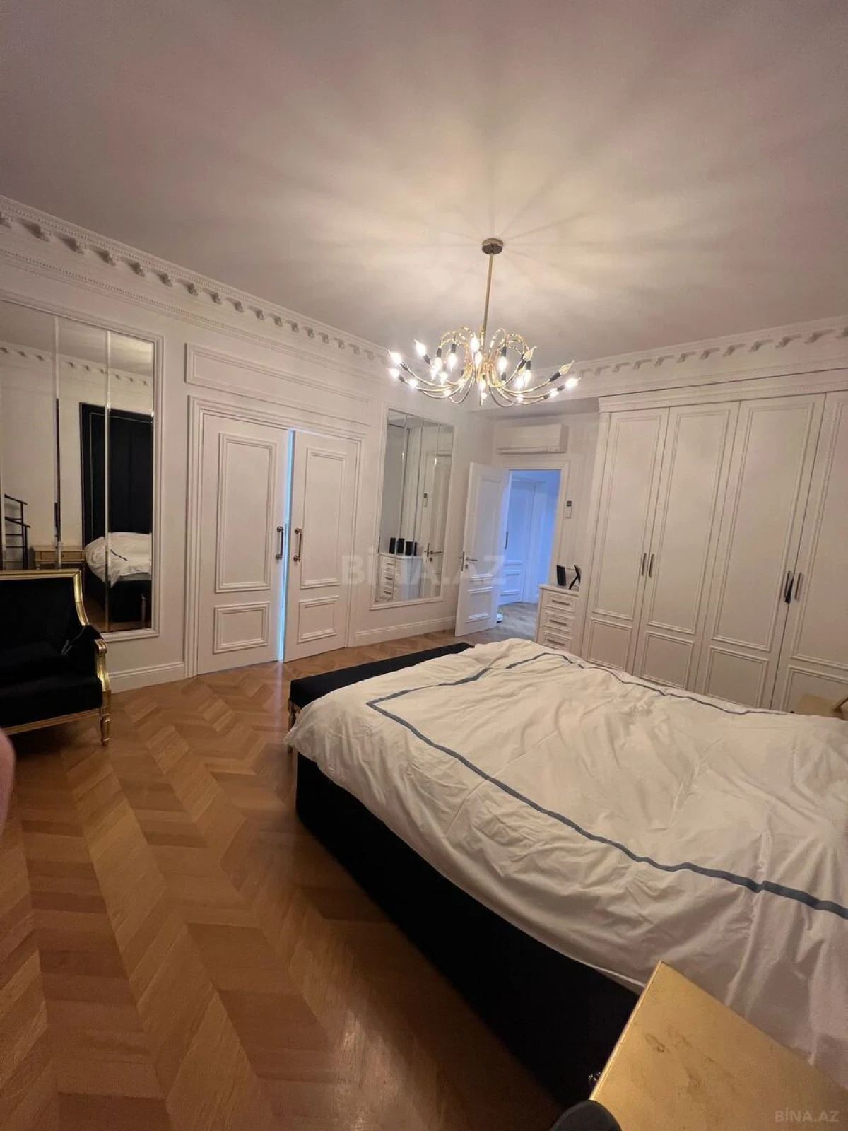 Satılır 4 otaqlı mənzil 209 m²
